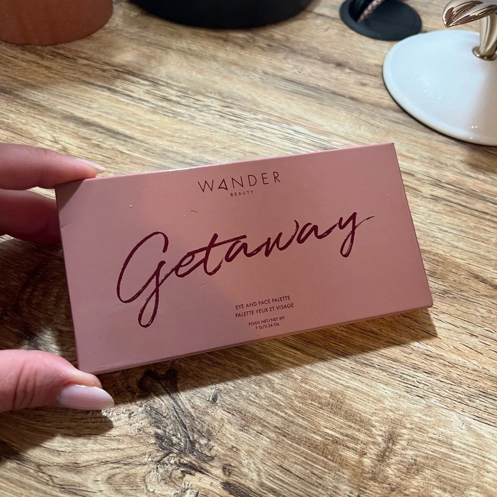 WANDER BEAUTY • GETAWAY • EYE AND FACE PALETTE